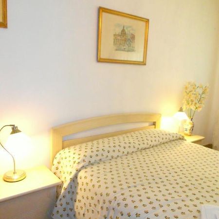A Casa Chiecchi B&B Рим Экстерьер фото