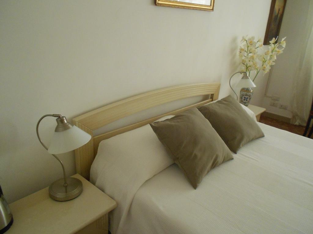A Casa Chiecchi B&B Рим Экстерьер фото