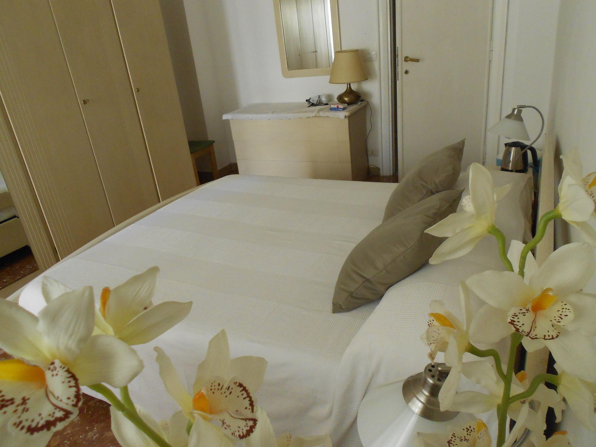 A Casa Chiecchi B&B Рим Экстерьер фото